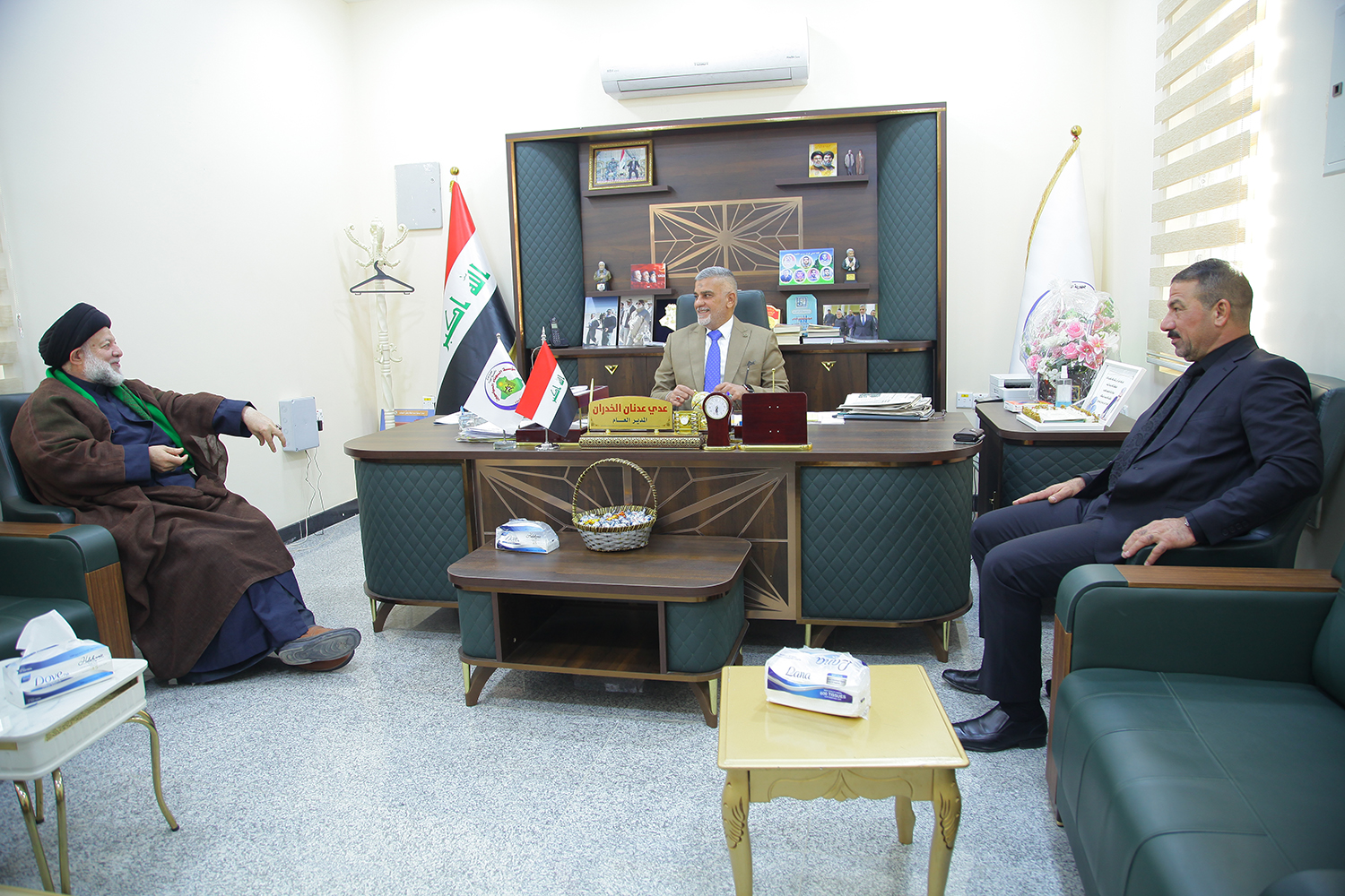 مدير عام دائرة العلاقات والاعلام يستقبل وكيل المرجعية في اوربا السيد نبيل الطالقاني