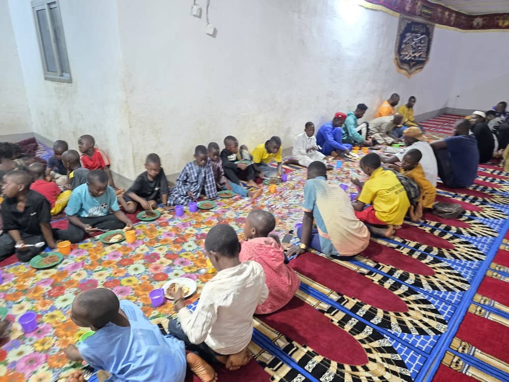 مؤسسة فيض الصالحين تقيم أفطار جماعي في الكاميرون